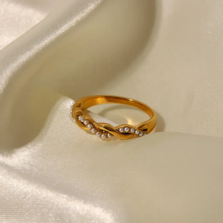 The Twist Pearl Ring